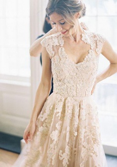 Elegant V-neck Sleeveless Floor-Length Wedding Dress with Lace