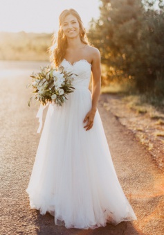 Exquisite Sweetheart Floor-Length A-line White Wedding Dress with Lace Open Back