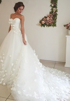 Adorable Sweetheart Court Train White Wedding Dress with Handmade Flower