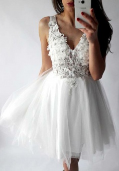 A-Line V-Neck Short White Tulle Lace Homecoming Dress with Appliques