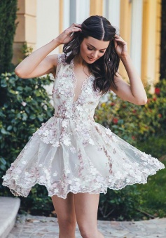 A-Line V-Neck Sleeveless Short White Tulle Homecoming Dress with Appliques