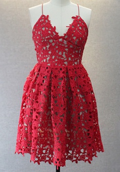 Special V-neck Sleeveless Knee-Length Red Lace Homecoming Dress with Spaghetti Straps