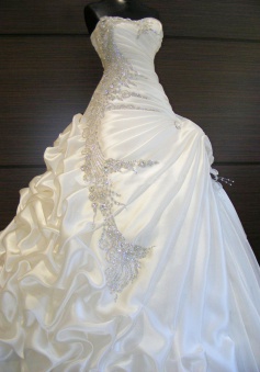 A-Line White Ruffles Beading Bridal Gown New Arrival Sweetheart Plu Size Wedding Dress