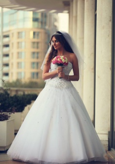 Elegant White Sweetheart Crystal Wedding Dress with Beadings Formal Puffy Floor Length Bridal Gowns