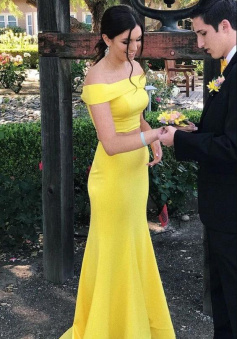 Off the shoulder yellow two piece stain prom dress
