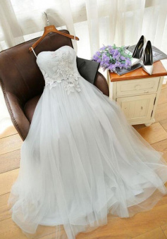 Gray sweetheart neck tulle evening dress