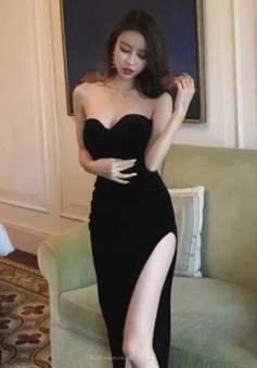 Sexy Floor-length Black Prom Dress With Split