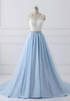 Elegant A Line V-neck Long Prom Dresses With Lace Appliques