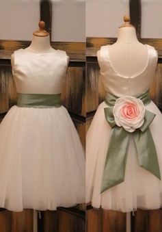 Stunning Bateau Sleeveless Knee-Length Ivory Flower Girl Dress with Bow Handmade Flower