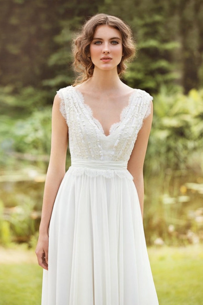 Sleeveless V Neck Chiffon Pleated Wedding Dress With Bow - Wisebridal.com