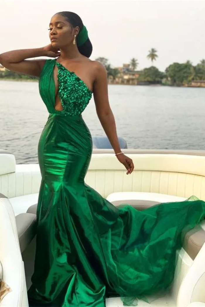 nigerian prom dresses This is a dress my Aunt from Nigeria made for me back in 2019. We designed it based on two different dresses. The pattern of the fabric is my favorite part! [ turning gown featuring a sheer neck and short sleeves Royal Blue African Prom Dresses